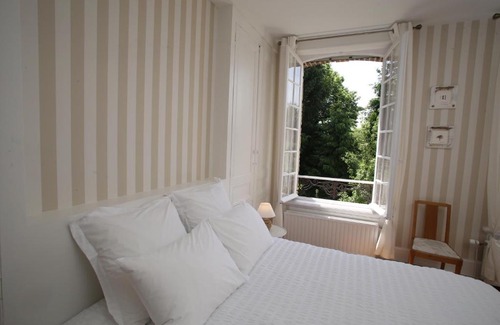 Saint-Martin-aux-Chartrains Bed & Breakfast | Manoir Le Mesnil