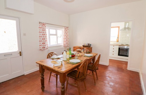 Severn Stoke Cottage | MANOR FARM COTTAGE, pet friendly, with a garden in Upton Upon Severn