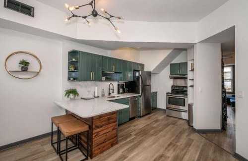Mount Auburn House | Mansfield Retreat - A Chic Downtown Experience