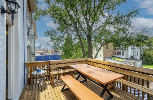 Mount Auburn House | Mansfield Retreat - A Chic Downtown Experience