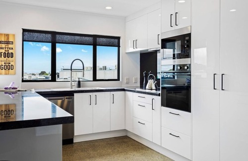 Manukau City Apartment | Manukau City | Stunning Apt | 3BR 2BA | Heart of Manukau