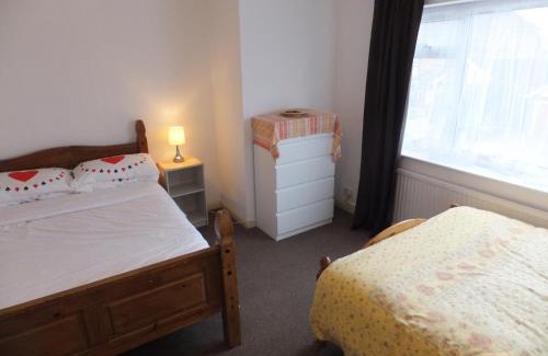 Croham House | Many Worlds Meet - EuroStar, Wimbledon 30 mins, Central London, Gatwick 15 mins - Spacious, Sleeps up to 16 plus Cot - Free WiFi, Parking - Next to Lloyd Park, Great for Families, Walkers, Relocators - Ideal for Contractors
