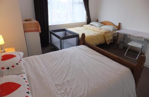 Croham House | Many Worlds Meet - EuroStar, Wimbledon 30 mins, Central London, Gatwick 15 mins - Spacious, Sleeps up to 16 plus Cot - Free WiFi, Parking - Next to Lloyd Park, Great for Families, Walkers, Relocators - Ideal for Contractors