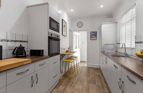 Exeter House | Maple House (Sleeps 7) - Short Stays UK Ltd