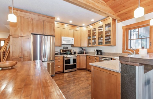 Cle Elum House | Maple Leaf Getaway: Private Suite: Hot Tub