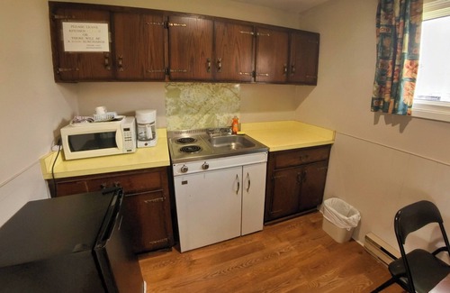 Kincardine Hotel | Maple Leaf Inn & Suites