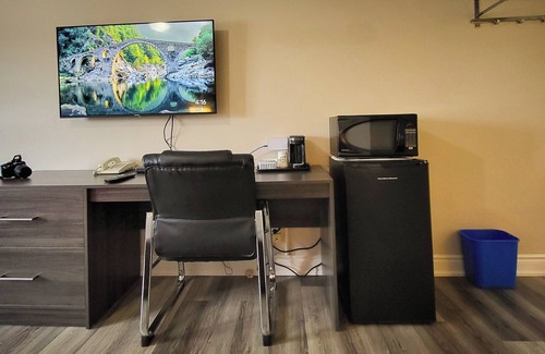 Kincardine Hotel | Maple Leaf Inn & Suites