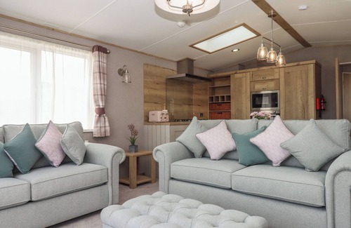 Teigngrace Cottage | MAPLE LODGE, pet friendly, country holiday cottage in Kingsteignton