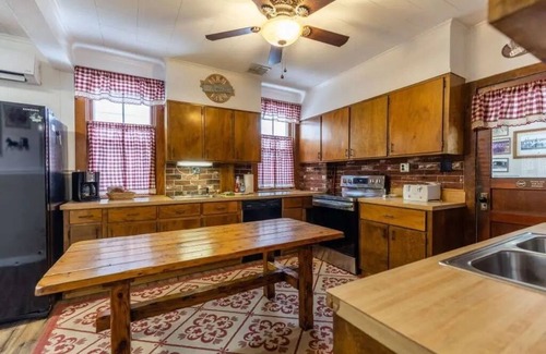 Hesston House | Maple Station - Raystown Lake: Seven Points Marina