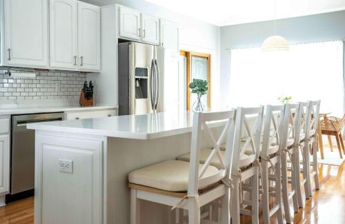 Walworth House | Maplewood Manor - Chic 6 BDR Downtown Walworth