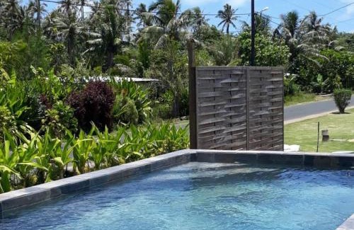 Tubuai Bed & Breakfast | Mara'ai le spot Tubuai Chambre triple Taahueia Deluxe SDB privée avec piscine