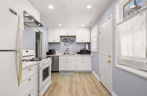 Cambrian Park House | @ Marbella Lane - Alluring & Spacious 3BR Home