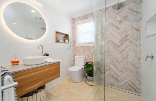 New Lambton House | Marche Home Stay, Immaculate Presentation, Private & Relaxing