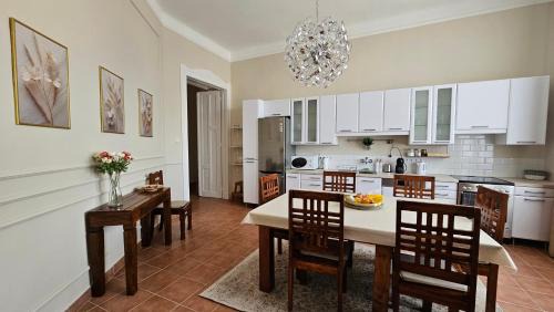 Orszagut Apartment | Margaret Buda Apartman city view