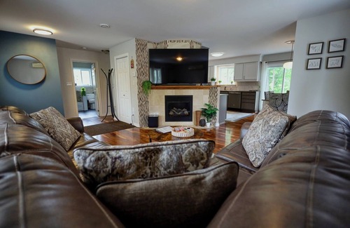 Sturgeon Falls House | Marina Boutique - Cozy Rancher with HOT TUB!