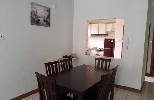 Downtown Kota Kinabalu Apartment | Marina Court 3bedroom Apartment Sleep 6pax Pool View with kitchen and balcony