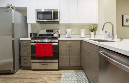 Del Rey Apartment | MARINA'S GRAND DELUXE 2/2 SUITE W/GREAT AMENITIES