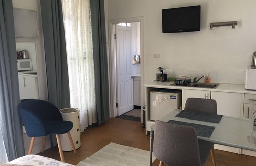 South Fremantle Apartment | MARINE TERRACE BEACH STUDIO Spring sale $155 A NIGHT! (SAVE 10%)