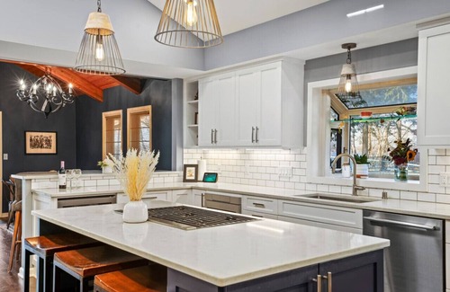 Delafield House | Mariner Harbor: 5BR Lake House, Pontoon Rental, Walk to beach