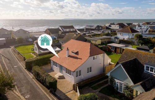 East Wittering House | Mariners: Stylish Beachside Getaway with Sea Views