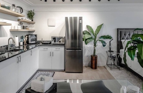 Regional District of Nanaimo House | Mariposa Suite-Lrg Studio Ground Suite with garden