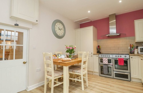 Abbotsbury Cottage | MARKET HOUSE, country holiday cottage, with open fire in Abbotsbury