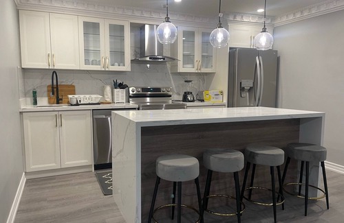 Markham Apartment | Markham Comfort Stay – 3 King Beds, 2 Baths, Close to Golf & Trails