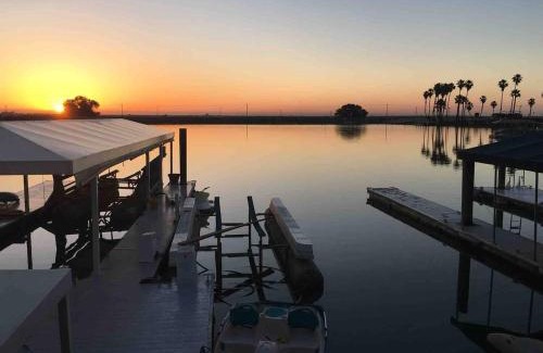 Discovery Bay House | Marlin Cove - Pet Friendly Waterfront Retreat
