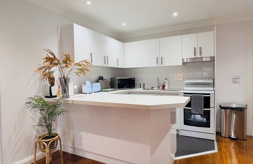 Maroubra House | Maroubra Gem Close to Everything Sleeps 16. 5 bedrooms 3bath.Free parking 4 cars