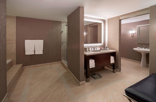 Bay Street Corridor Hotel | Marriott Downtown at CF Toronto Eaton Centre