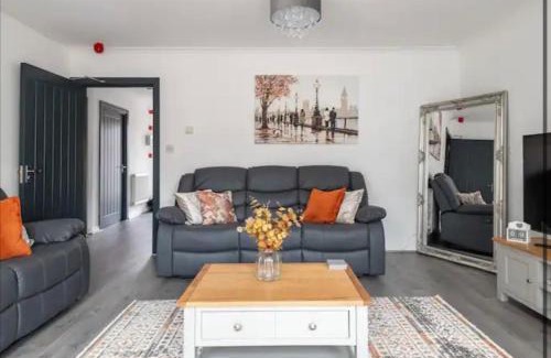 Marston Green House | Marston 5 Bedroom Home With Parking Near NEC & BHX