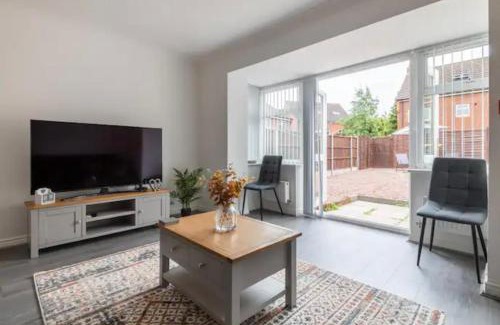 Marston Green House | Marston 5 Bedroom Home With Parking Near NEC & BHX
