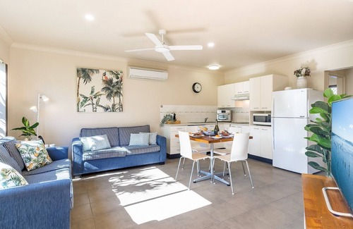 Nelson Bay Apartment | Martys, 7/2 Intrepid Cl - pool , air con , Wi-Fi and linen