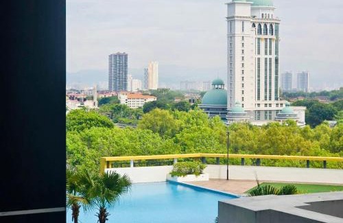 Bandar Perda Apartment | Marvel Theme Family Escape - Infinity Pool, Ps5, Indoor-Cinema with Balcony - M4