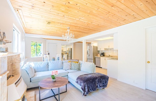 Upper Lonsdale House | Marvelous 2-bedroom ground-level suite with WiFi & a private fenced backyard