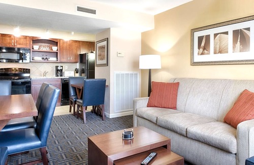 Newport Condo | Marvelous 2-bedroom condo in Newport with fitness room, AC, WiFi
