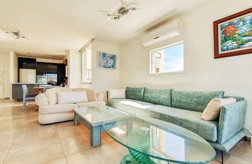 Bat Yam Apartment | Masaryk Musk - Three Bedroom Apartment, Sleeps 6