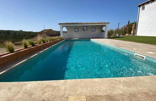 Viladellops Villa | Masia Las Moreras autenticidad renovada 100 porcien a 10 minutos de Sitges en coche 12 huespedes Piscina Aire Aconc 6 Suites Apertura 15 Julio 2025