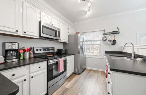 Lockerbie Square Apartment | Mass Ave Gem and steps away from Yoga Studio