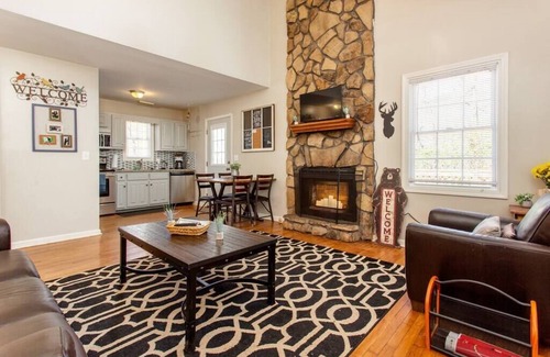 Ellijay Cabin | Massive deck/Rustic Retreat/Games/Grill/ Sleeps 7