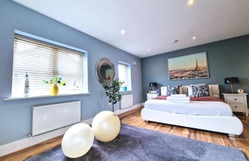 Dublin House | Master bedroom with ensuite