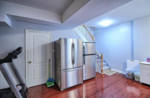 Thornhill House | Master Room with Private Bathroom and Free Parking
