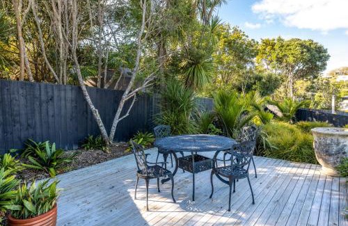 Oneroa House | Matai Cottage in Oneroa with Sea Views