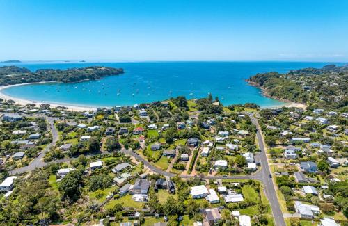 Oneroa House | Matai Cottage in Oneroa with Sea Views
