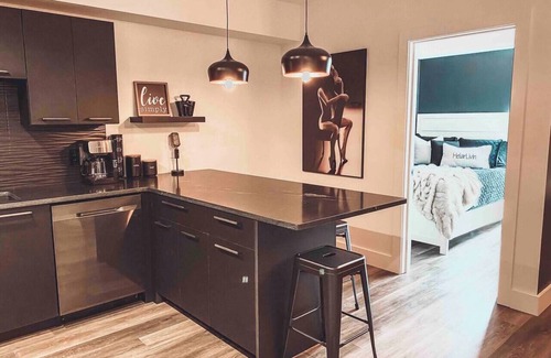 Nashville Condo | Matte Black 2 Bedroom - Music Row - Guitar Pool - Sleeps 6