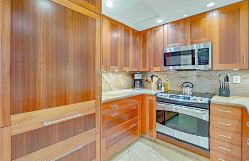Kaanapali Condo | Maui Resort Rentals: The Whaler 707 - Luxuriously Remodeled 7th Floor 1BR/2BA w/Stunning Ocean and Mountain Views!