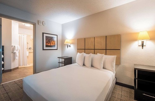 Park Central Hotel | Maximum Comfort! w/Full Kitchen, Free Parking, Near Museum of Biblical Art
