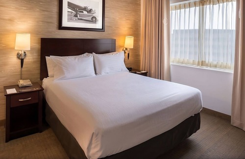 O'Hare Hotel | Maximum Comfort! With Airport Shuttle Service, Pets are Welcome!