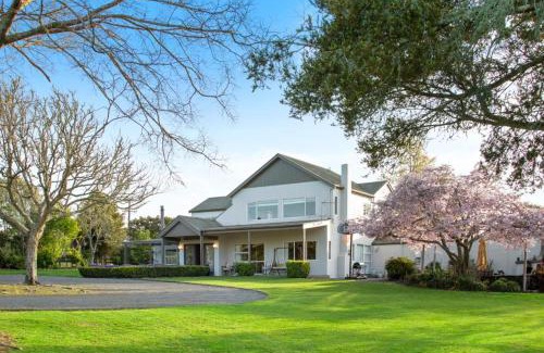 Bombay Cabin | Maxwell's Golf Retreat