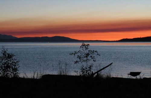 Maxwelton House | Maxwelton Beach Sunsets! Kayaks & paddleboards! 1 min walk to the water!